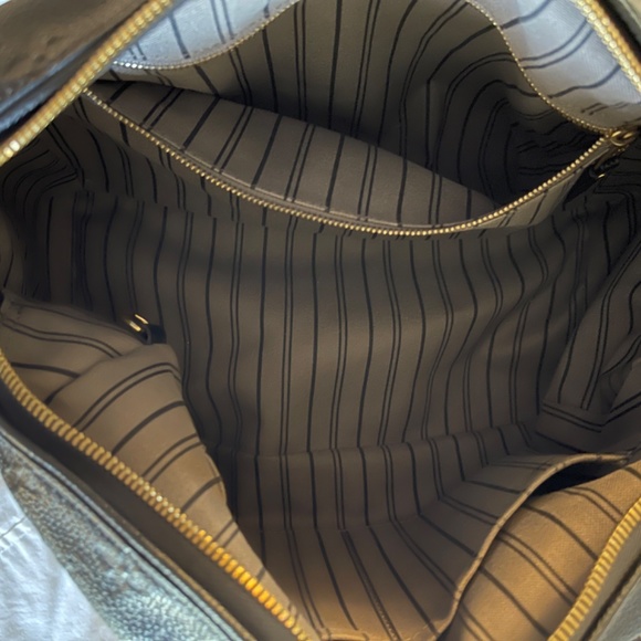 Louis Vuitton - Picture 5 of 8